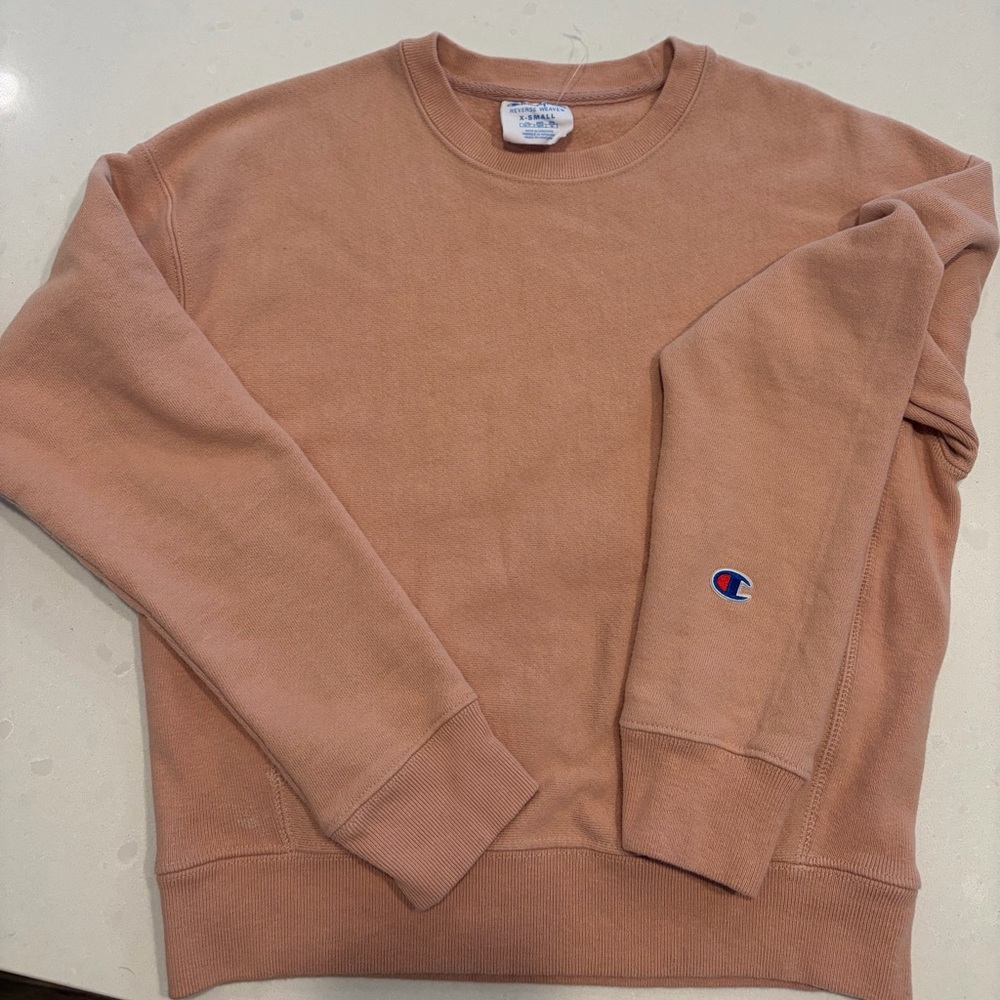Champion Women’s Crewneck in Light Pink